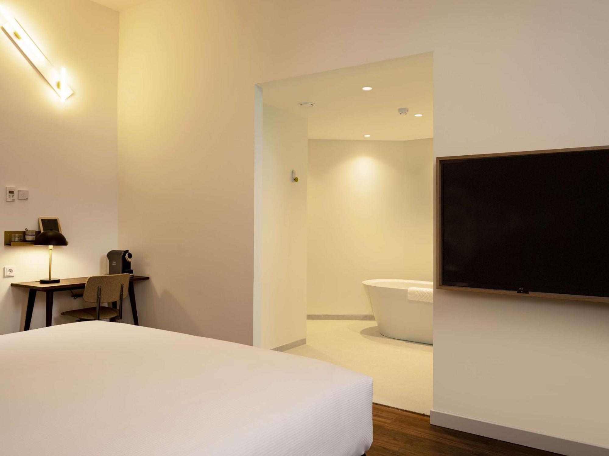 Deluxe King Suite,1654351168:JPEG